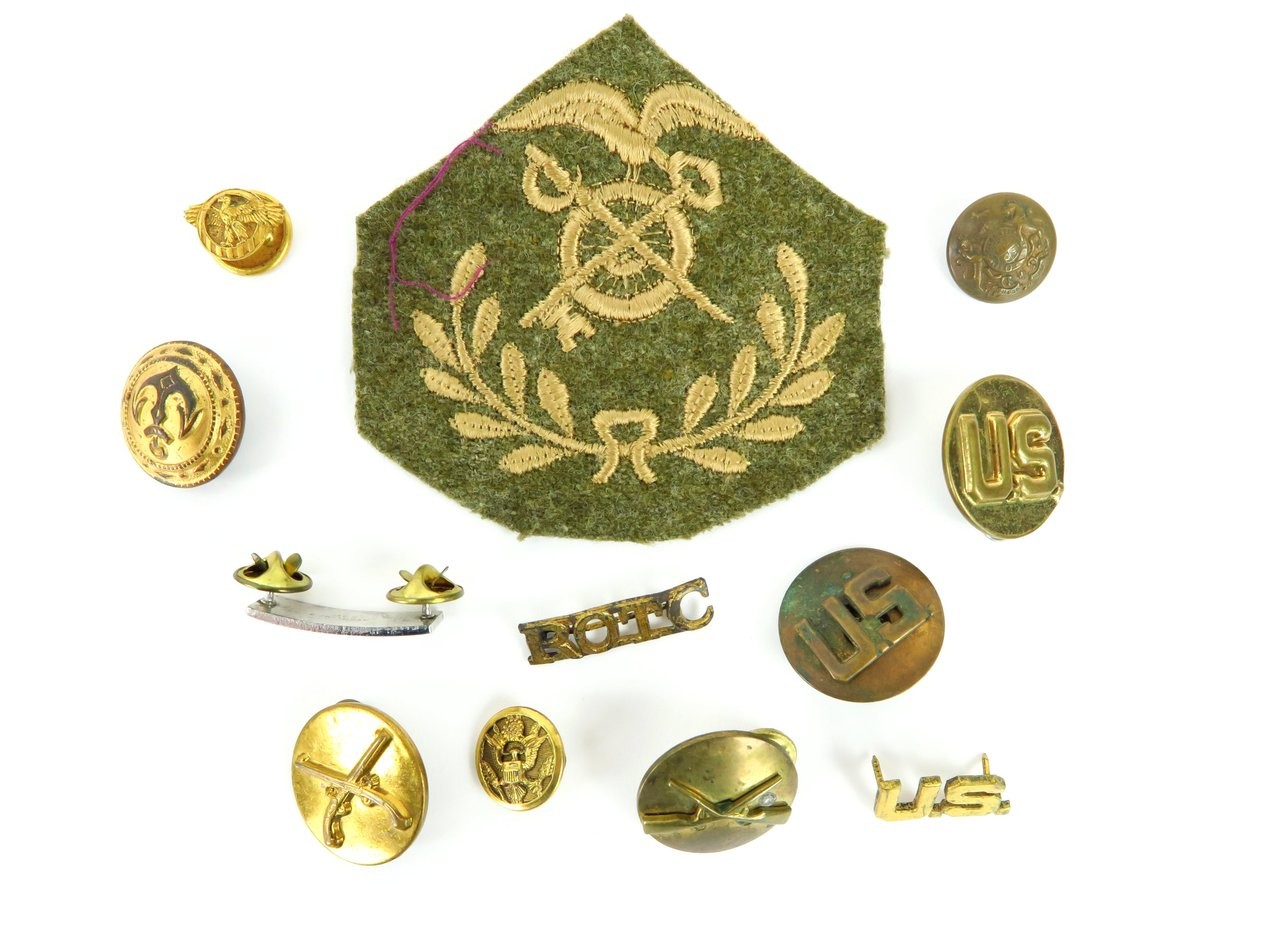 Lot of U.S. Army Cloth and Metal Insignias (MM996)