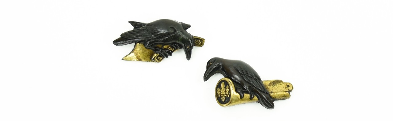 Kinko Menuki Shakudo motif of Crows on gold Perch
